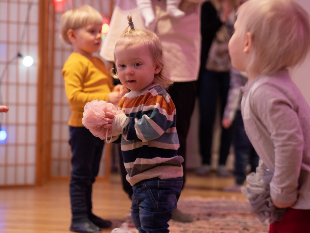 Lapsia seikkailumuskarissa pallot käsissään.